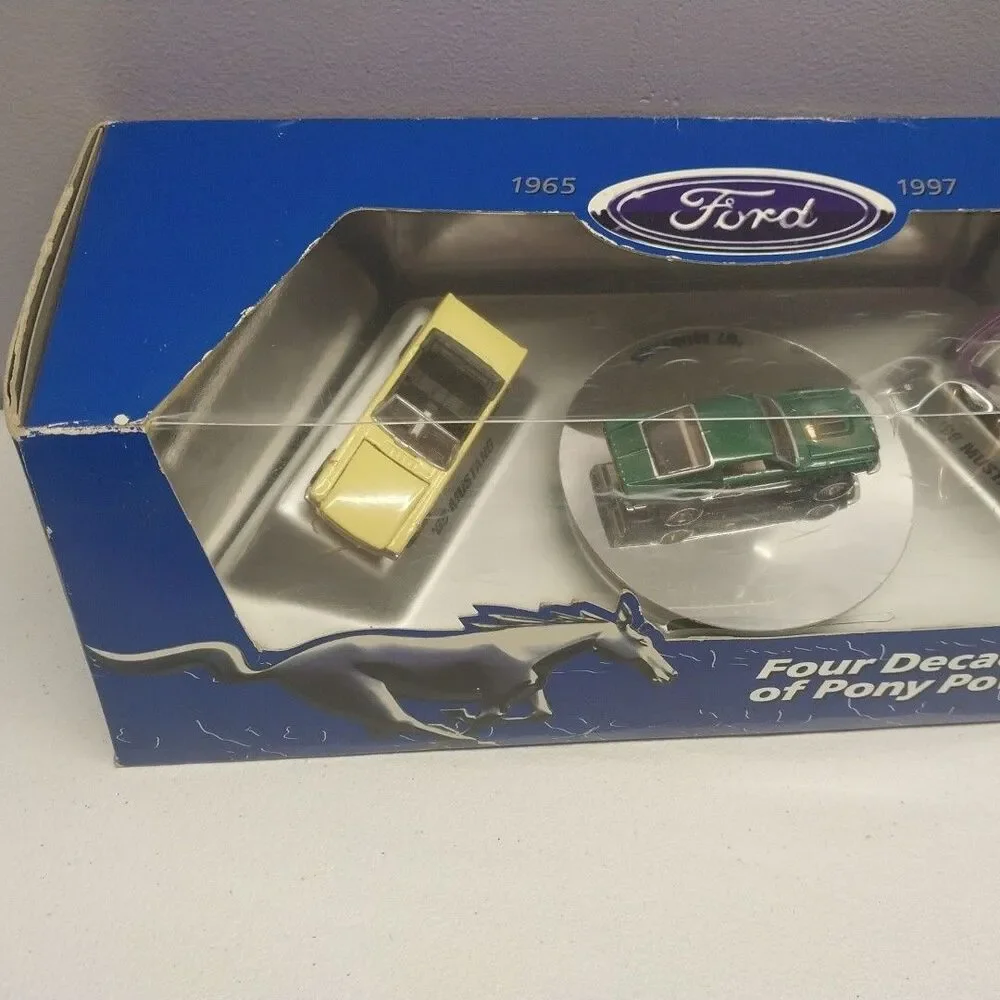 Hot Wheels Ford Four Decades of Pony Power Mustang 3 Car Gift Set Diecast 1:64
